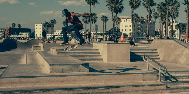 土家吊脚楼里的生活美学：土家嫂如何用织锦与腊肉守护传世家屋