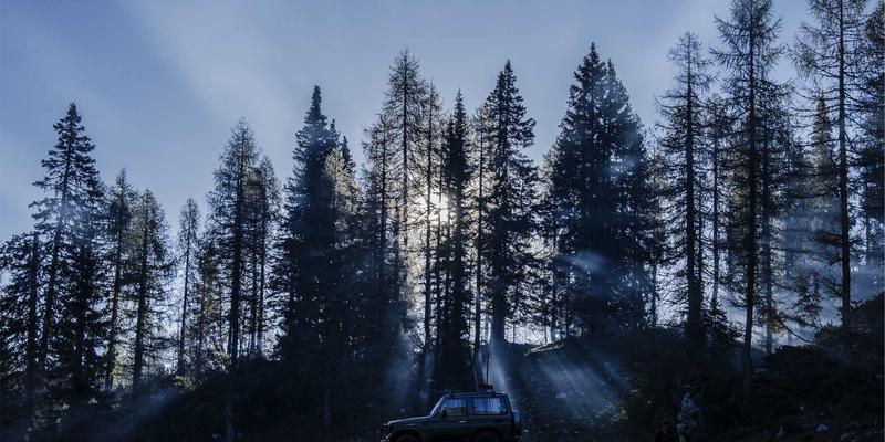土家服饰的日常与盛装：从衣橱密码到摆手舞与腊肉里的民族印记