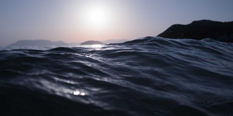 摆手舞中的无声诗篇：解码土家嫂衣襟袖口间的图腾与身份象征